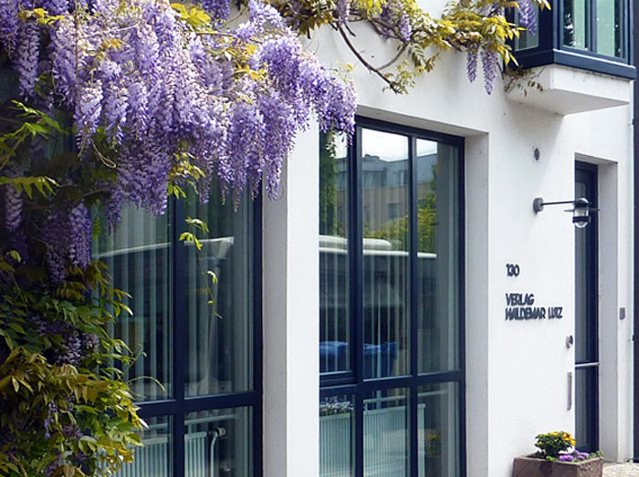 Verlagsgebäude mit Wisteria